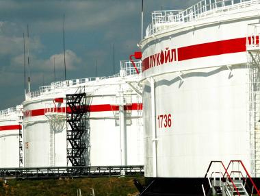 Италия впряга сили да спаси от фалит рафинерията на „Лукойл“