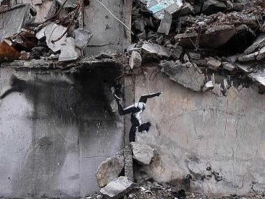 Банкси нарисува графит върху разрушена сграда в Украйна