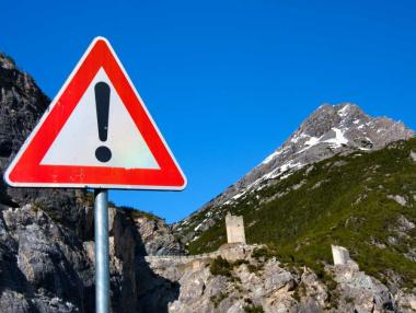 Държавата въвежда 11 нови пътни знака