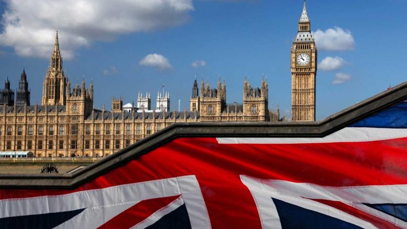 Лондон обяви мащабни бюджетни съкращения и вдигне на данъците