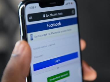 Facebook премахва няколко информационни полета от профилите