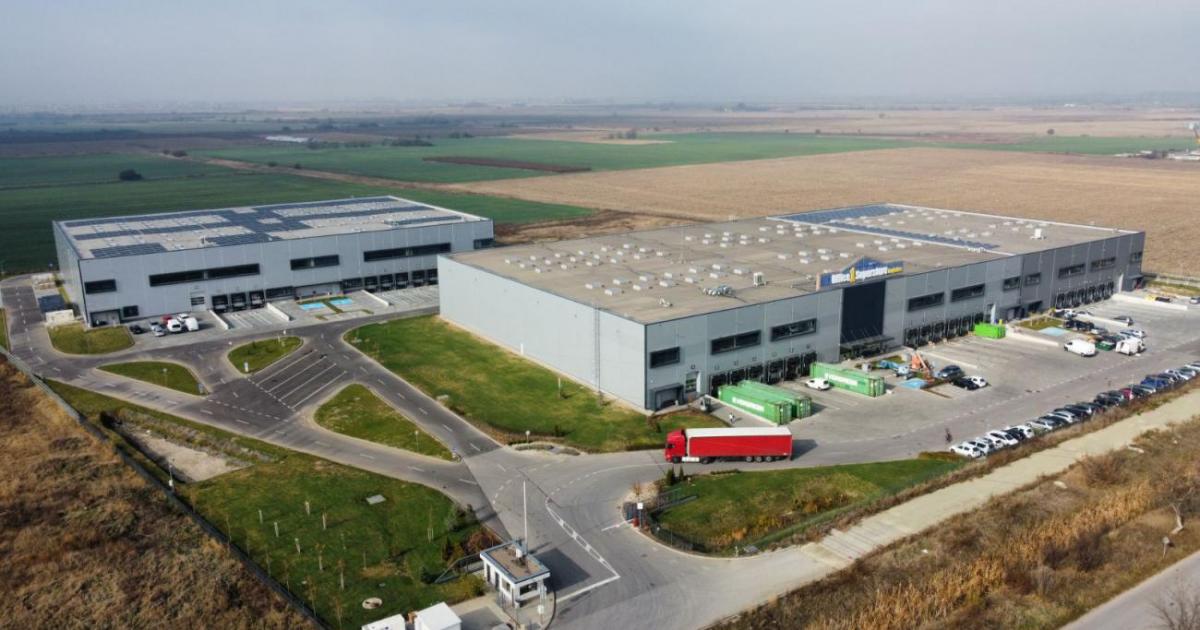 Годината е 1998-а, когато международният бранд Office 1 Superstore навлиза