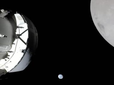 Корабът Orion се доближи успешно до Луната