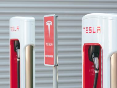 Tesla отваря все повече от своите зарядни станции в Европа