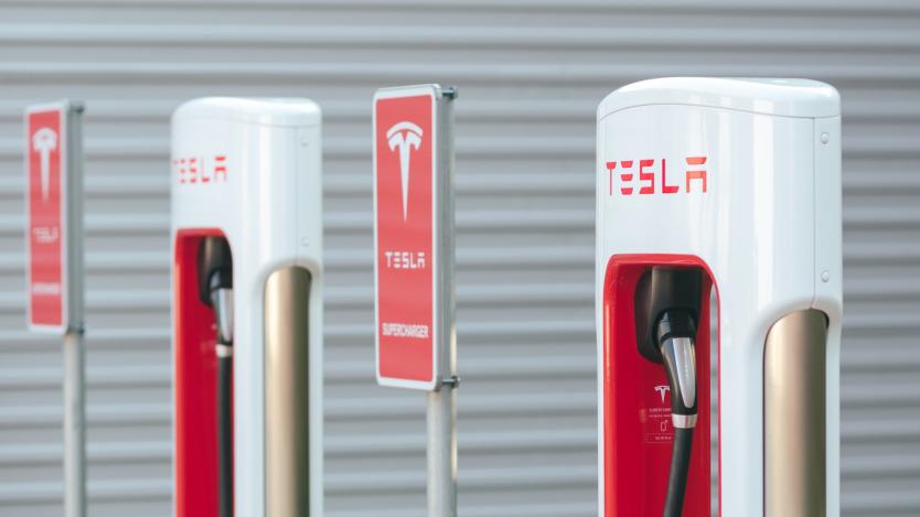 Tesla отваря все повече от своите зарядни станции в Европа