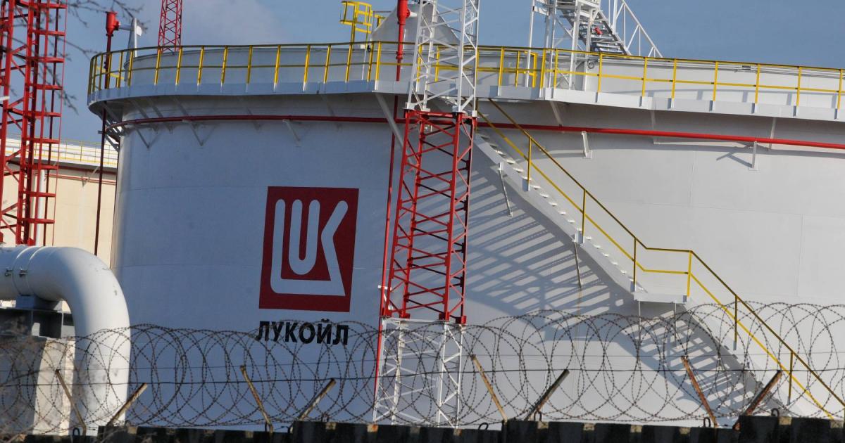 Лукойл“ затваря рафинерията в Бургас при забрана за износРафинерията на