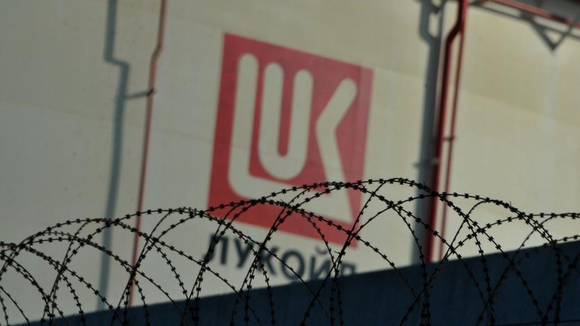 Италия се кани да национализира рафинерията на „Лукойл“