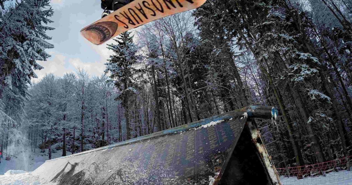 Група приятели караме сноуборд още от 90-те години и сме