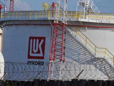 Италия пое контрол над рафинерията на „Лукойл“