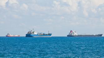 Проливите на Турция се задръстиха от петролни танкери