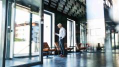 Фиксирани работни места десетки бюра едно до друго и само