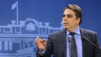 Асен Василев предлага НОИ да плаща третия ден от болничния