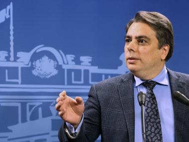 Асен Василев предлага НОИ да плаща третия ден от болничния