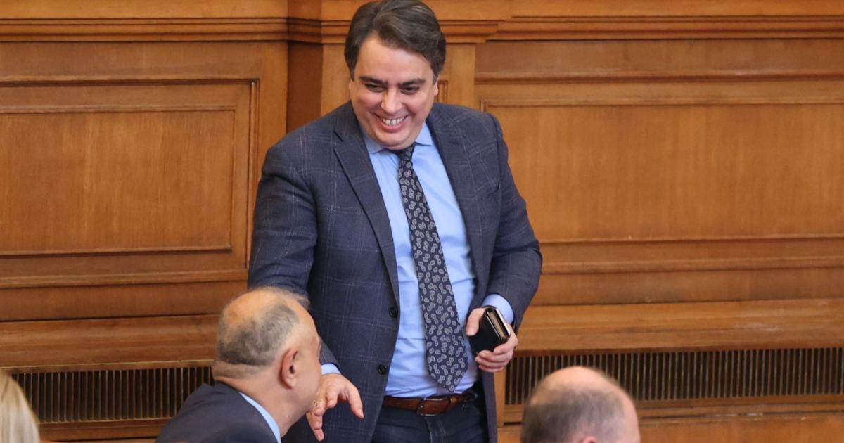Асен Василев предлага НОИ да плаща третия ден от болничнияДори