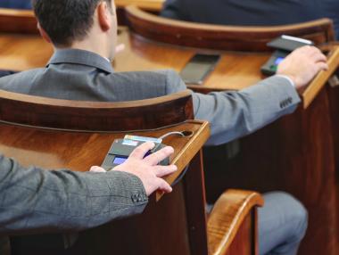 Депутатите окончателно одобриха поскъпването на цигарите