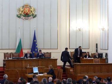 Доверието към парламента достигна невиждано дъно