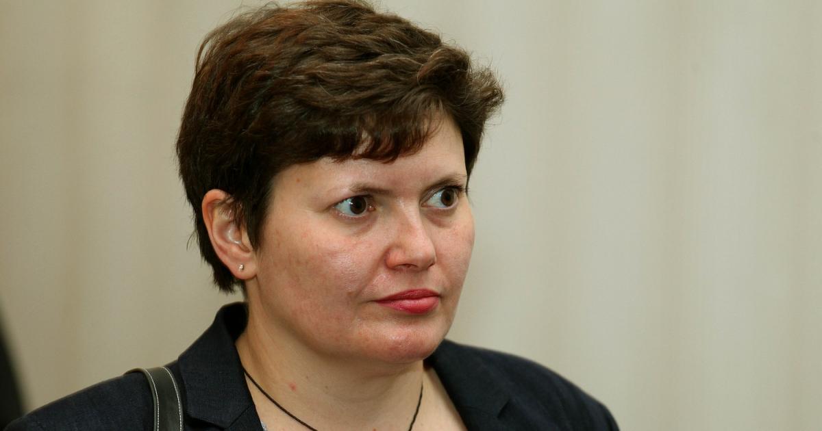 Малина Валентинова Крумова е родена през 1976 г. Завършила е