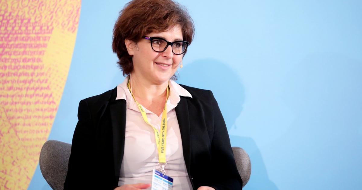 Маринела Петрова е завършила е магистратура в УНСС и СУ