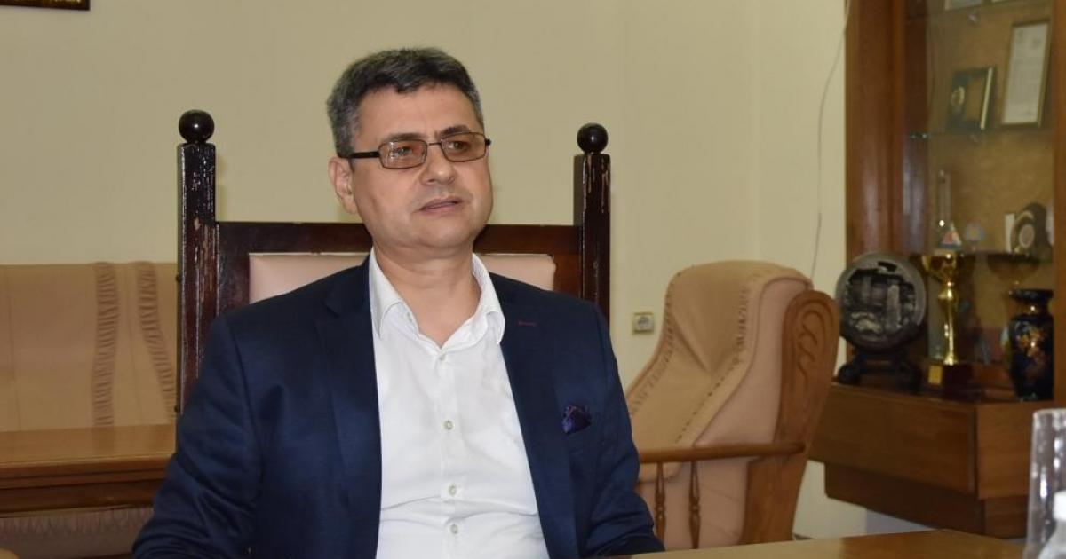 Роден е през 1962 г. в Левски. Притежава научна и