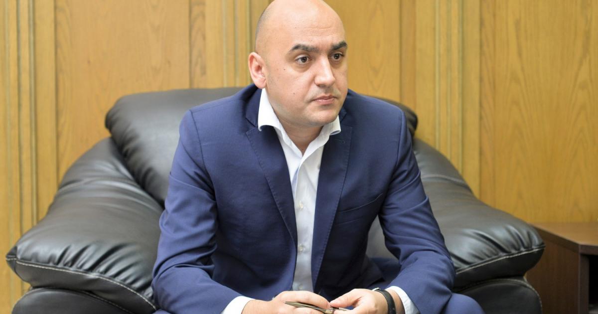 Роден през 1980 г. в Пловдив. Завършил е висшето си