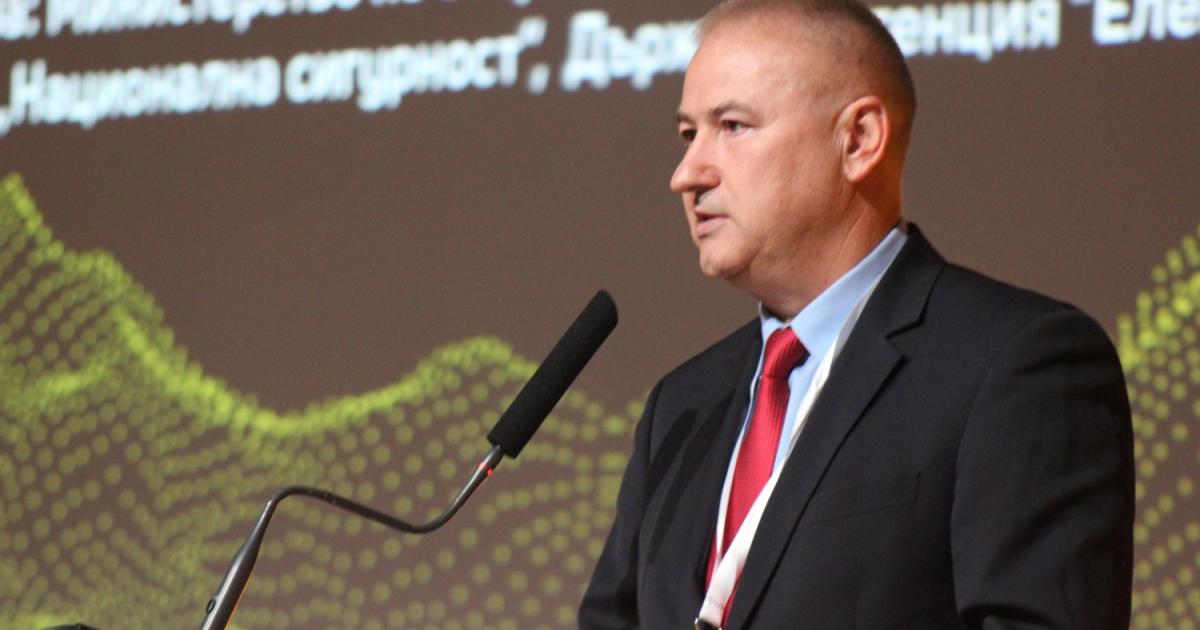 Kрасимир Симонски е инженер по специалност Изчислителна техника“ от Техническия