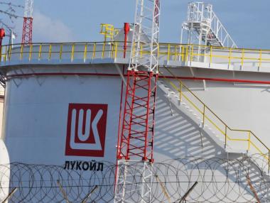 „Лукойл Нефтохим“ минава на неруски нефт от 2025 г.