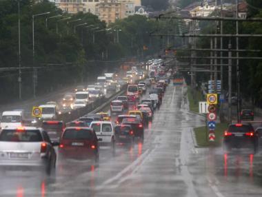 Продажбите на нови коли в България леко се забавят