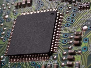 Войната за чипове между САЩ и Китай продължава