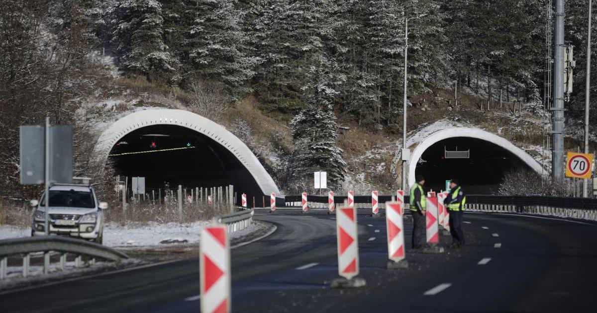 Осветлението в тунел Топли дол“ на автомагистрала Хемус“ не работи.