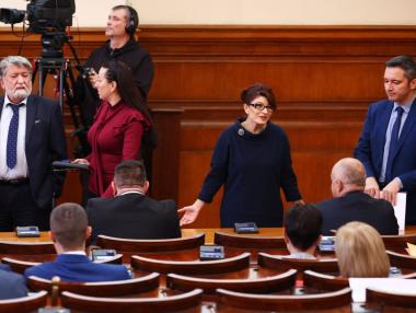 С обединени усилия ГЕРБ, БСП и ДПС окончателно върнаха хартиената бюлетина
