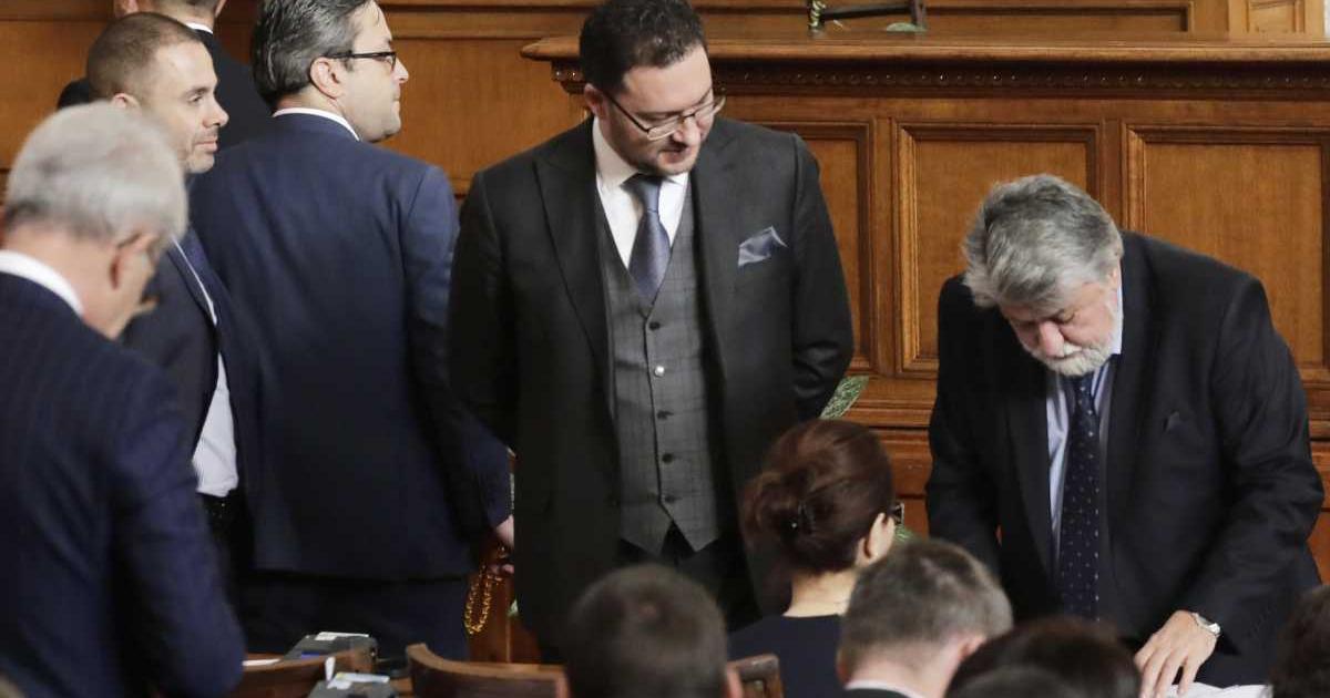 Депутатите удължиха бюджета и ограничиха големите разходиБългария влиза за втори
