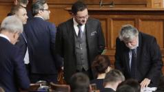 Депутатите удължиха бюджета и ограничиха големите разходиБългария влиза за втори