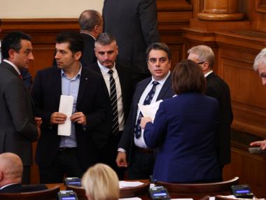 Депутатите удължиха бюджета и ограничиха големите разходи