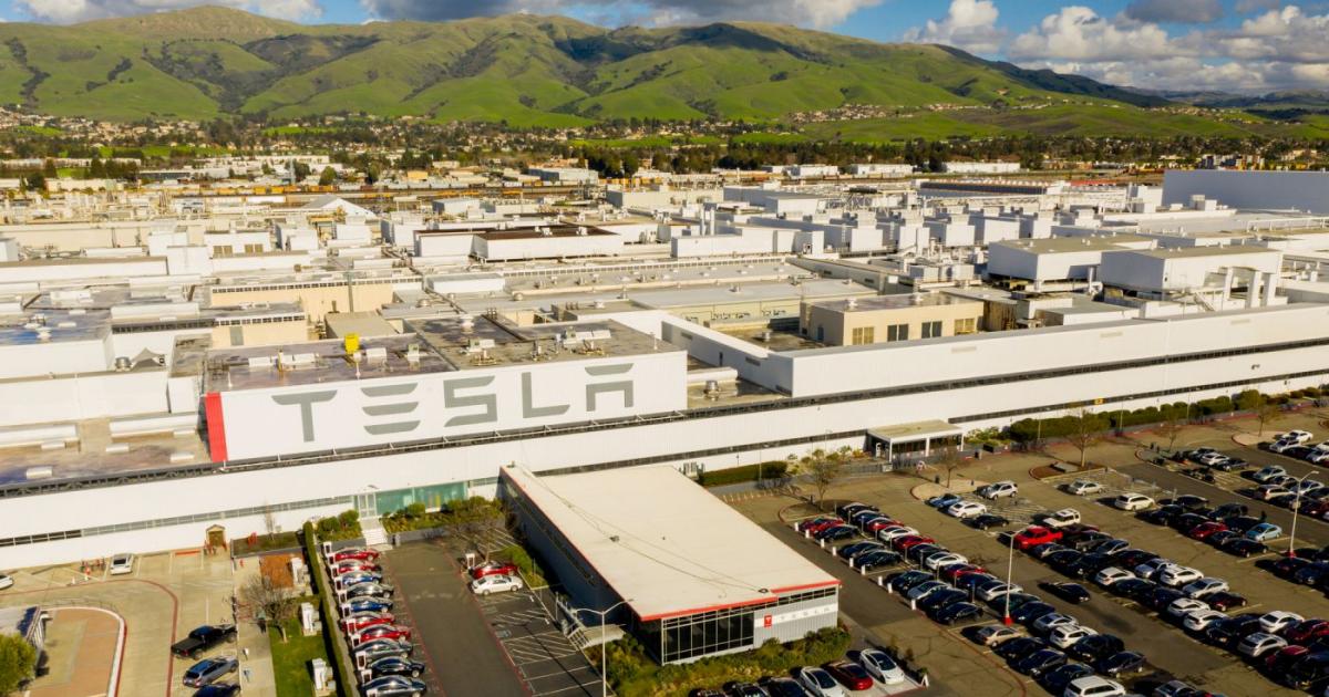 Tesla планира да продължи да произвежда с намален график в