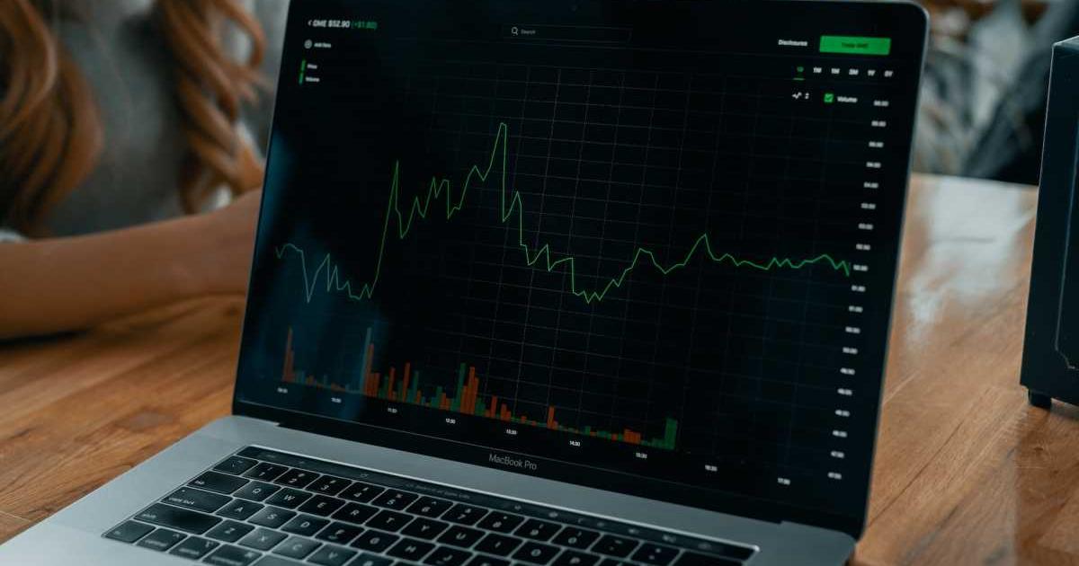 Акциите на Apple и Tesla се сринаха заради нарастващите опасения