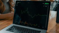 Акциите на Apple и Tesla се сринаха заради нарастващите опасения