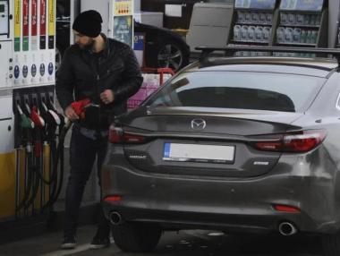 Бензиностанциите ще продават горива с намаление още ден