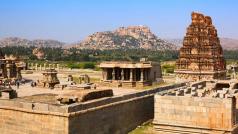 Необичаен пейзаж от скали в различни нюанси на сиво охра