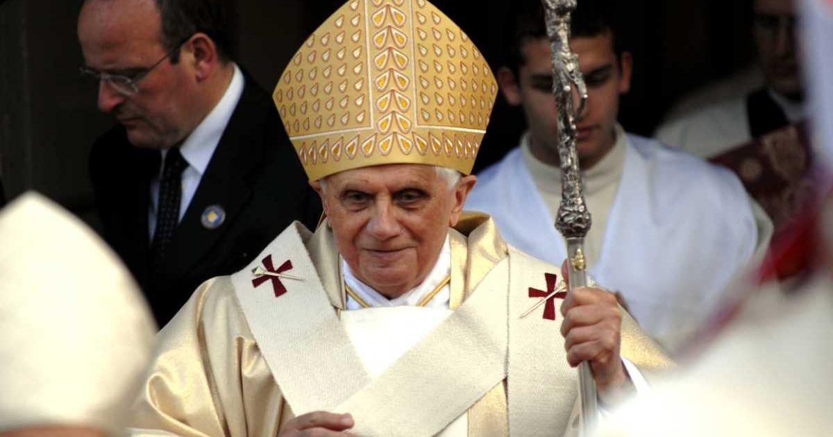 Християнският свят се разделя с бившия папа Бенедикт XVI. Той
