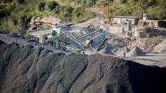 Разпръснати сред високите дървета малки импровизирани къщи на повдигнати дървени