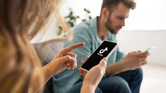 „Дигитален фентанил“: Забраната на TikTok изглежда по-близо