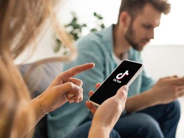 „Дигитален фентанил“: Забраната на TikTok изглежда по-близо