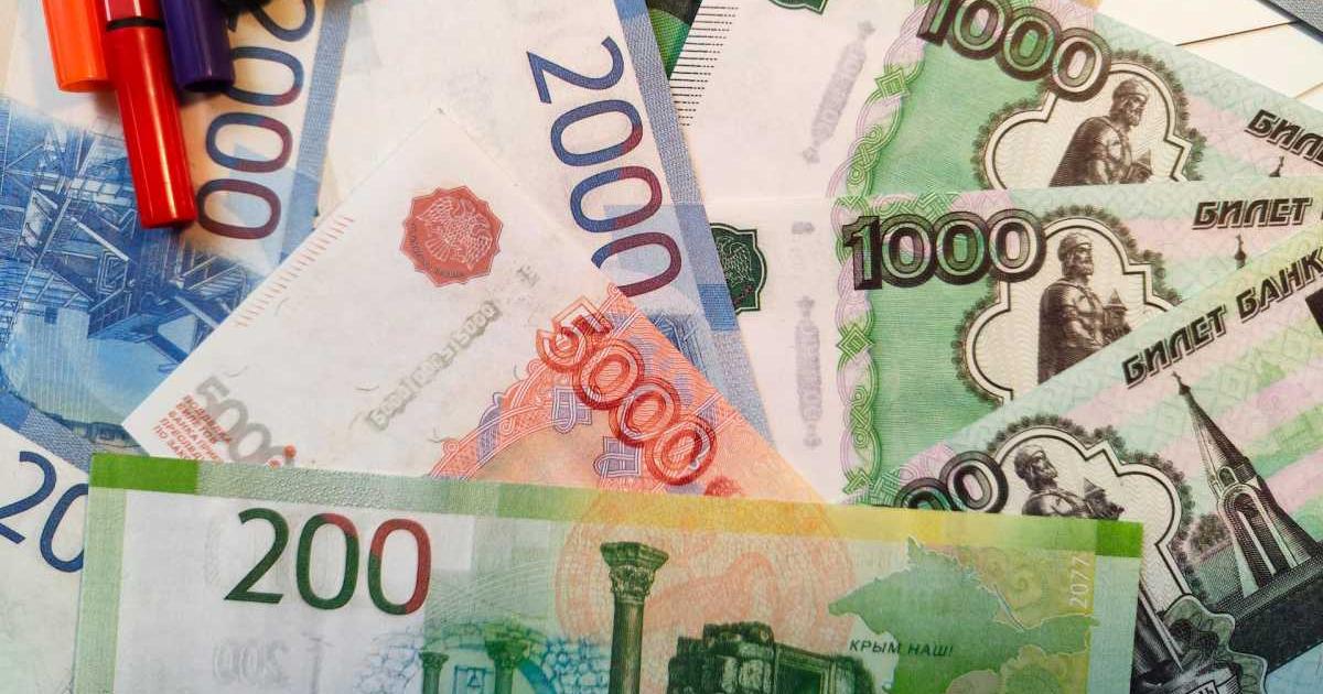 Руската рубла потъна спрямо долара и еврото в първата търговска