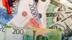 Руската рубла потъна спрямо долара и еврото в първата търговска