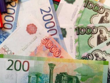 Руската рубла потъна спрямо долара и еврото