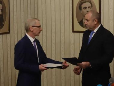 „Изключително трудна задача“: Радев връчи втория мандат за правителство