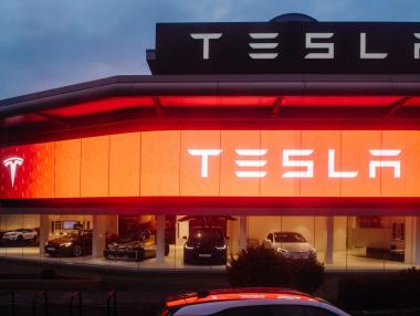 Tesla не успя да оправдае очакванията и това потопи акциите ѝ