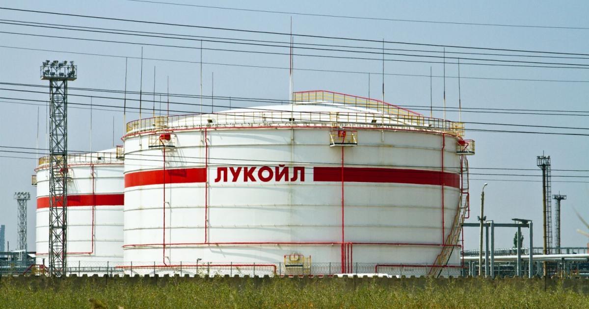Руската енергийна компания Лукойл“ обмисля продажба на бизнеса си в