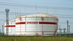 Руската енергийна компания Лукойл обмисля продажба на бизнеса си в