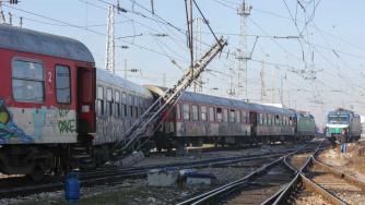 Търговете за новите влакове и локомотиви вече закъсняват